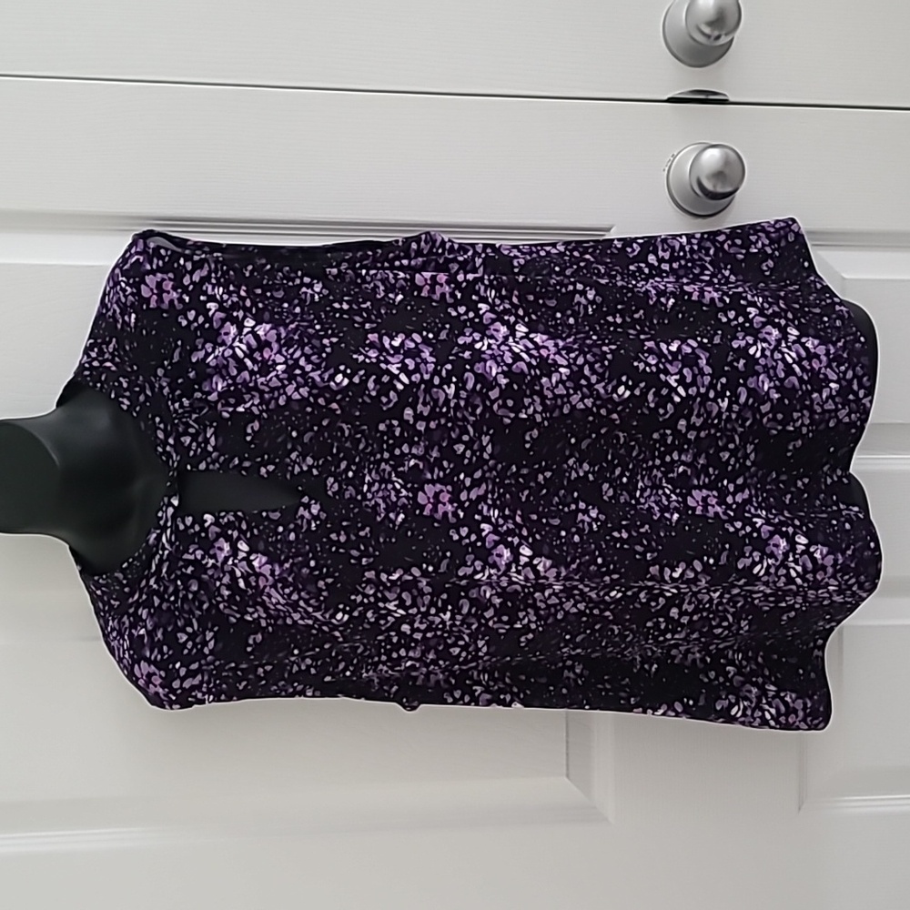 Laura plus purple blossom sleeveless top in 1X,